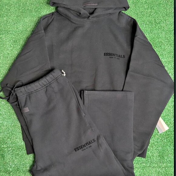 eSSentials Medium black set hoodie and pants